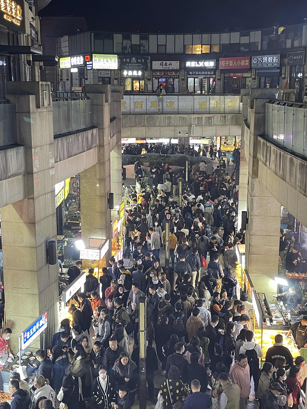 夜市人流密集  本文图均为 湃新闻记者 邓玲玮 图