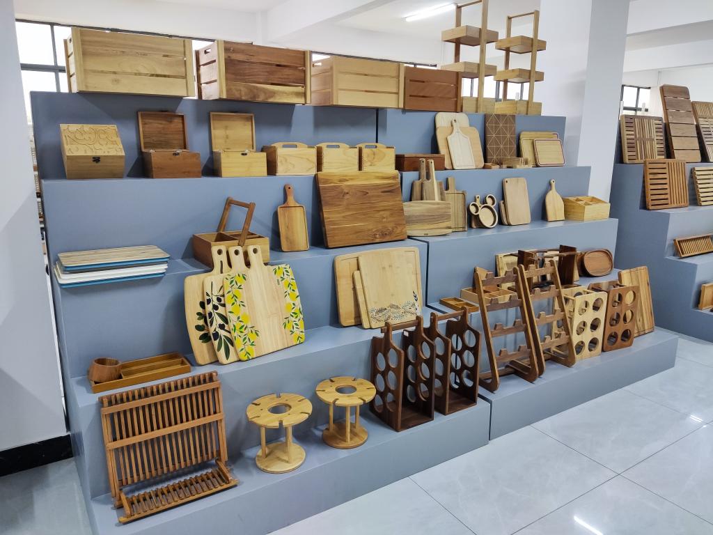 这是南平一家竹加工企业生产的竹制品产品.新华社记者张华迎 摄