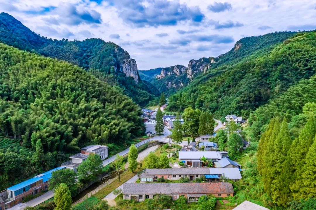 青山环绕的村庄