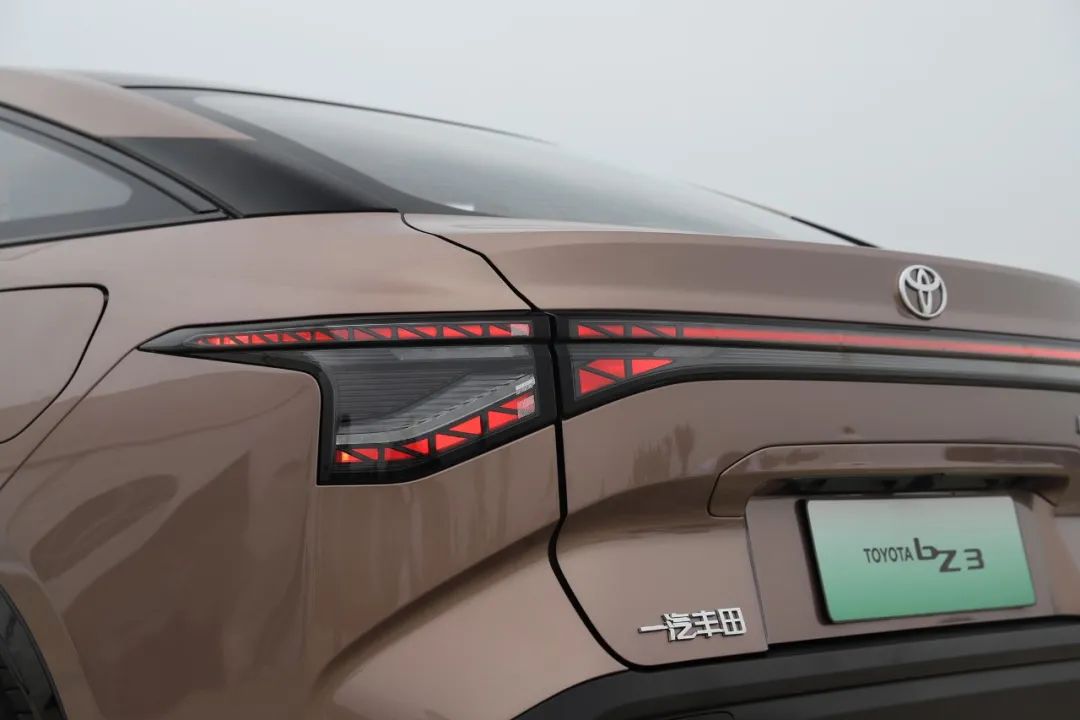 轮胎采用主打节能舒适的优科豪马bluearth-gt系列,规格为225/50 r18