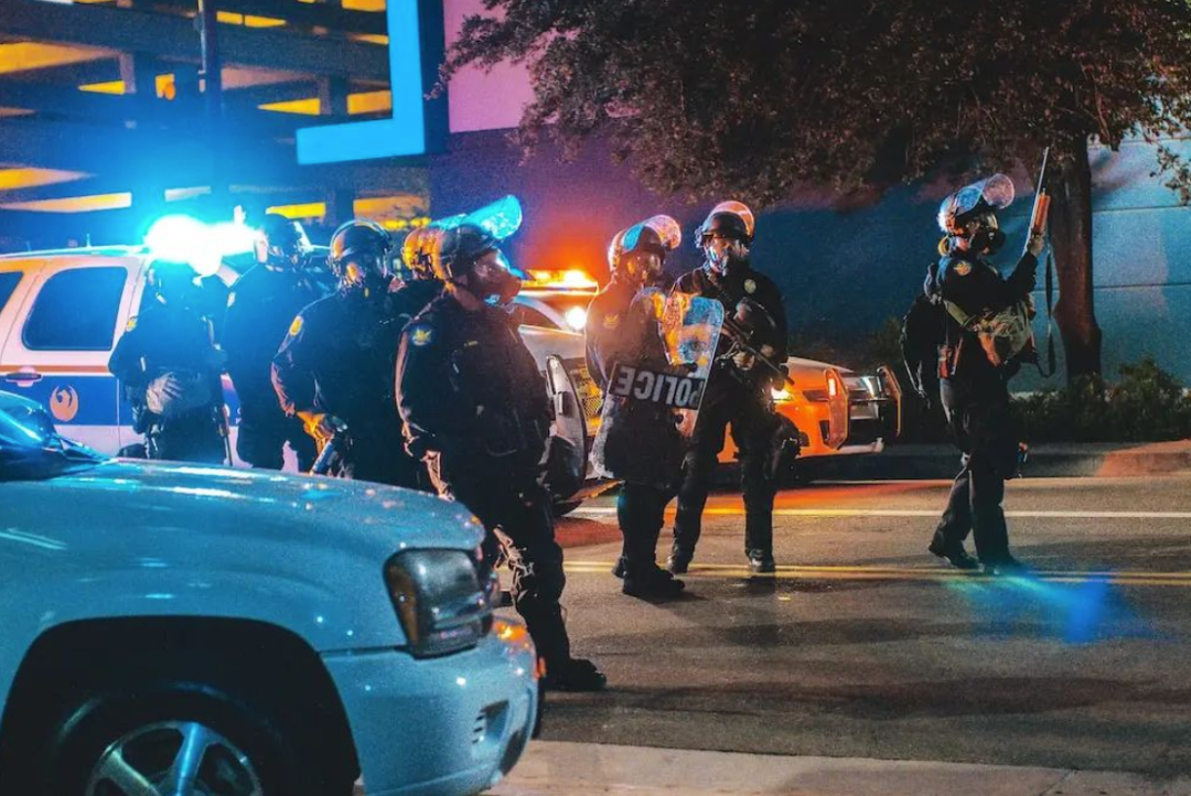 吓尿!悉尼街头疑似有人扛着ak-47枪乱跑!目击者纷纷报警!