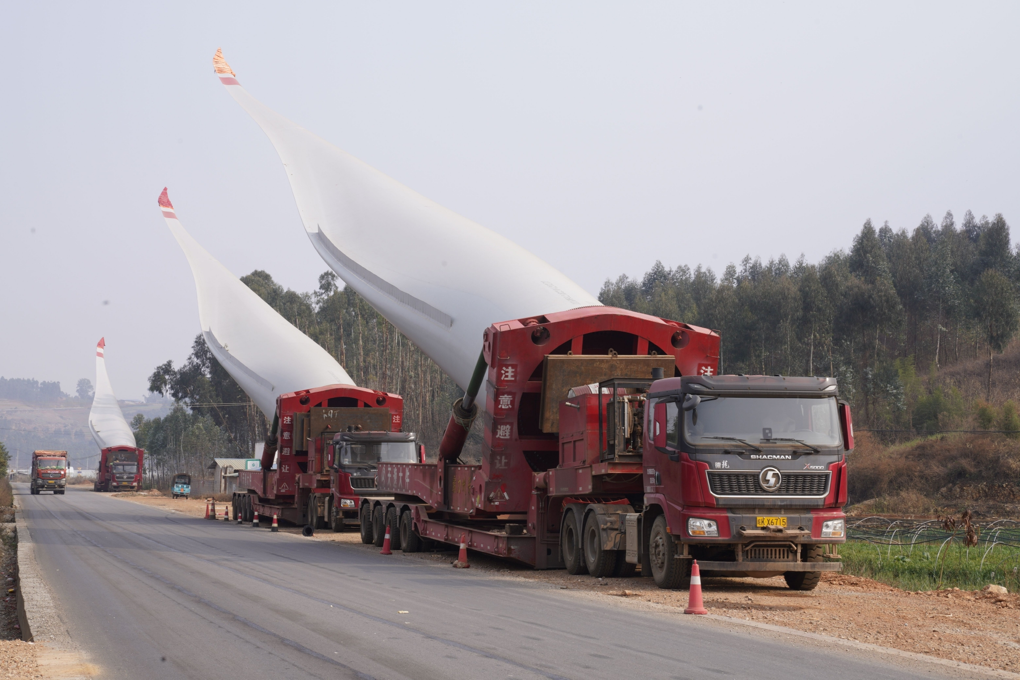 图为运输中的风机叶片