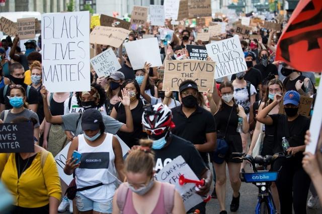2020年6月9日,人们在美国纽约街头参加抗议活动.新华社发(郭克摄)
