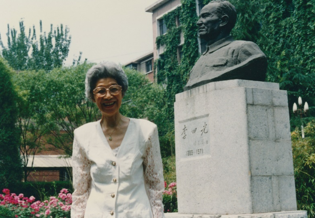 20世纪90年代中期,李林在父亲李四光塑像前(地质力学研究所).