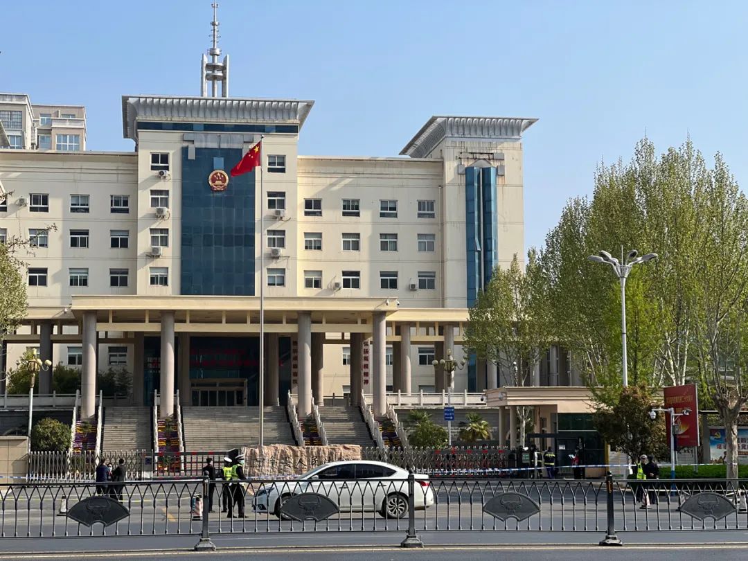 3月31日上午，河南中牟县法院外。受访者供图