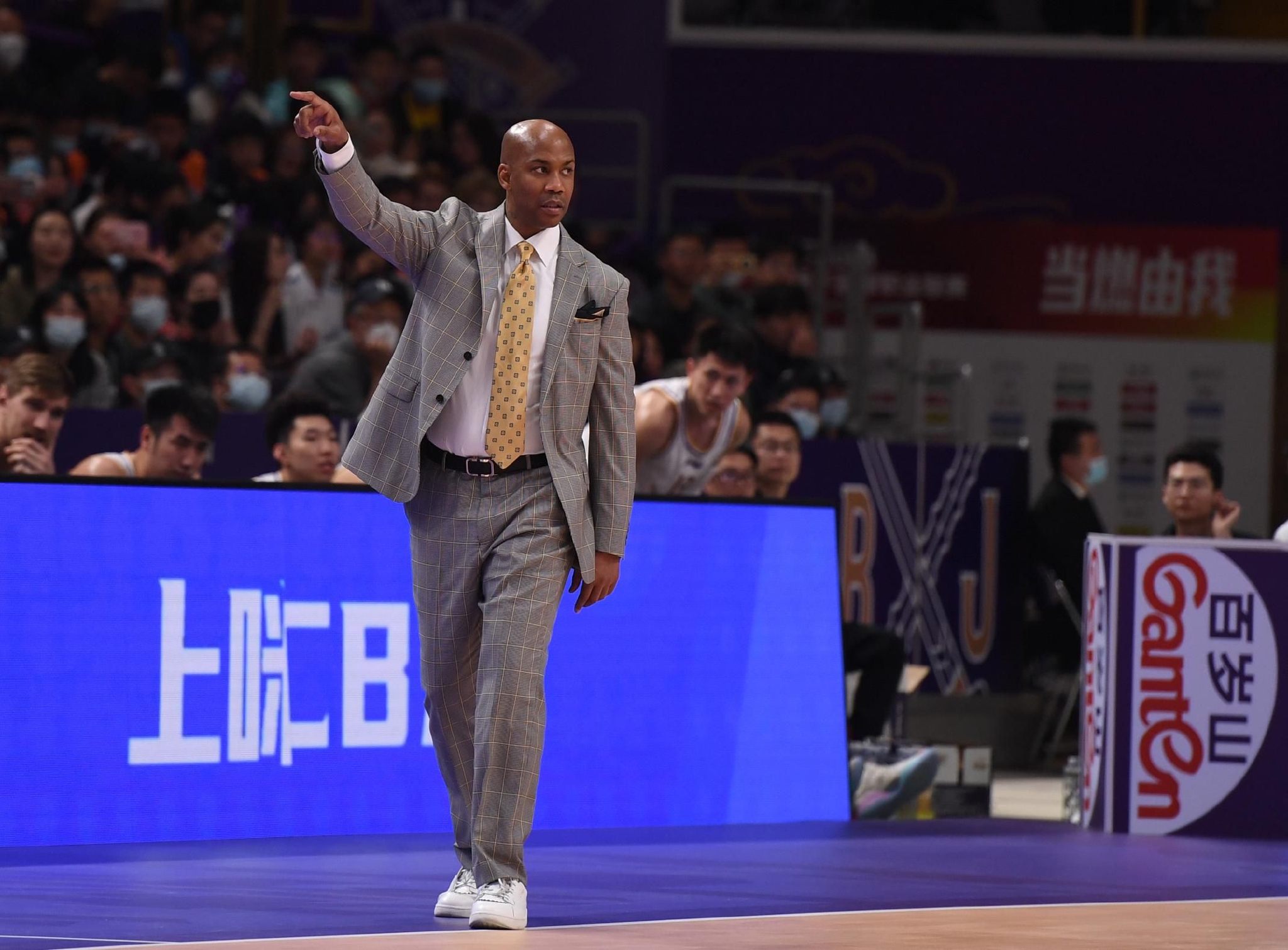 北控主教练马布里在场边指挥.图/新华社