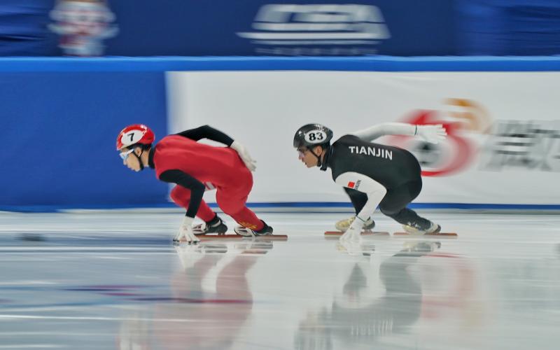 孙龙与刘少林（右）在男子1500米比赛中竞争。新京报记者 王飞 摄
