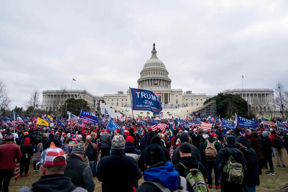 2021年1月6日，在好意思国齐门华盛顿的国会大厦前，时任好意思国总统特朗普的守旧者举行请愿游行。新华社记者 刘杰 摄