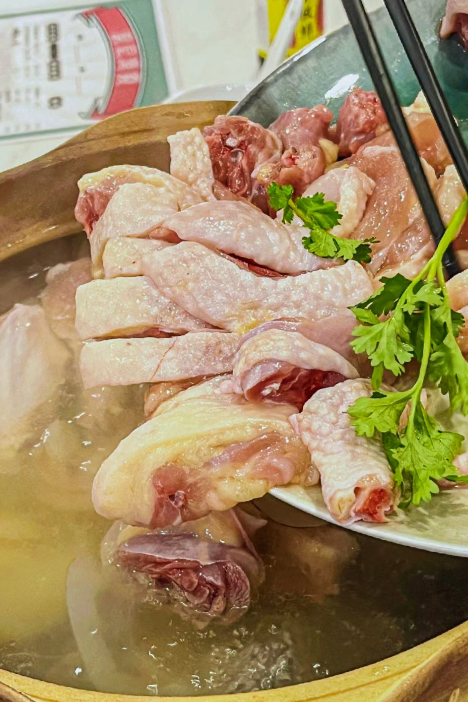 有广州第一名鸡之称的清远鸡,学名应为清远麻鸡,在中国拥有上千年的