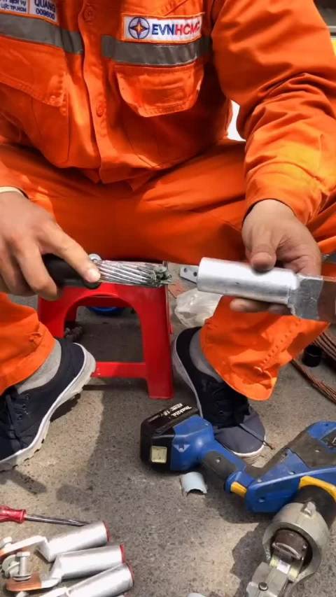 电工如何压线鼻子_新浪新闻