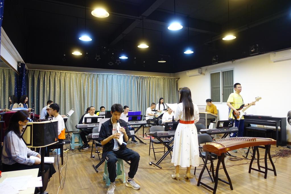 爱特乐团在南山阳光文体中心内的教室进行合奏。新华社记者苟洪景 摄