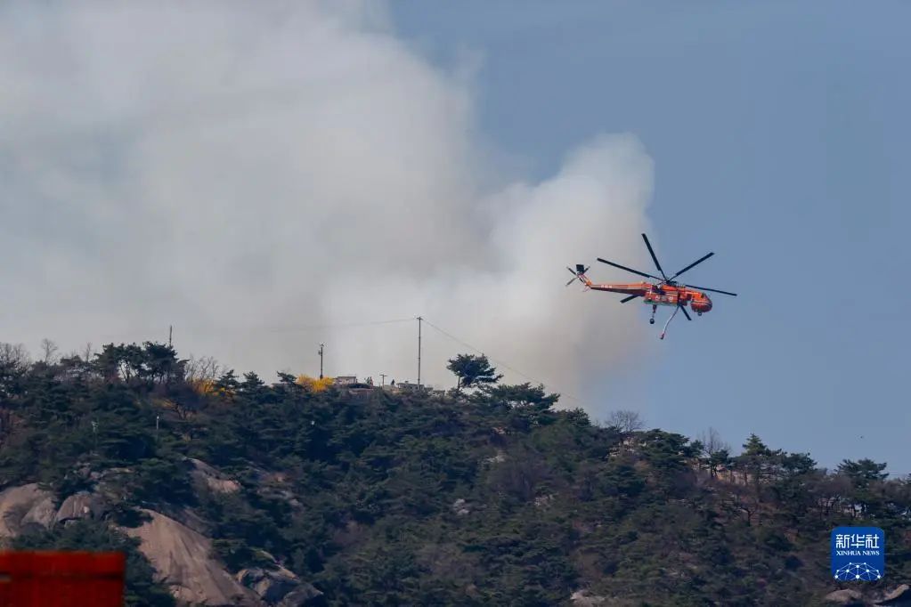 4月2日，直升机在韩国首尔市仁王山上空执行灭火作业。新华社记者 王益亮 摄