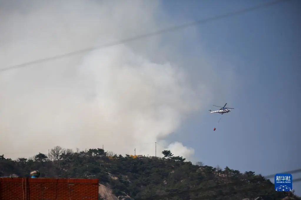 4月2日，直升机在韩国首尔市仁王山上空执行灭火作业。新华社记者 王益亮 摄