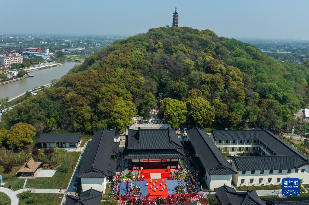 浙江湖州第二十五届含山蚕花节在湖州市南浔区善琏镇含山风景区举行