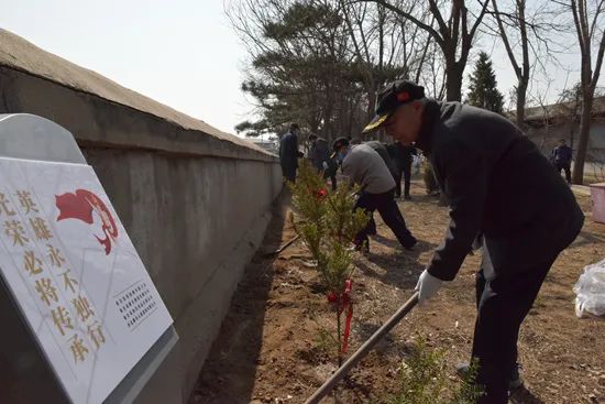 缅怀先烈暨义务植树活动现场。李斯摄