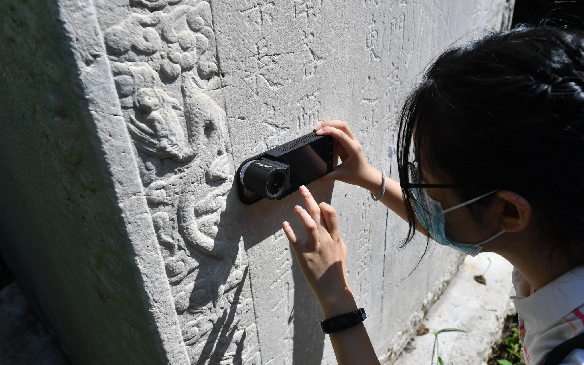 北京建筑大学学生在利用各种仪器为石碑做“体检”。新京报记者 李木易 摄