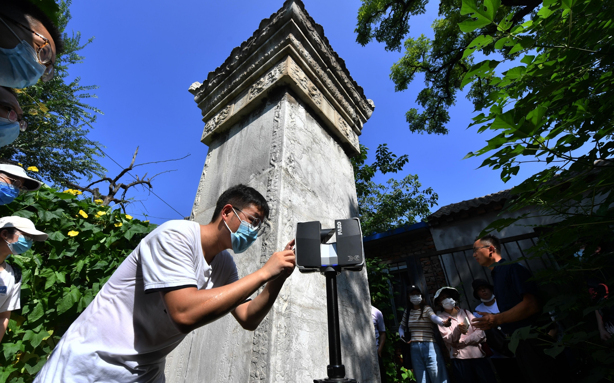 北京建筑大学学生在采集石碑的三维数据及影像。新京报记者 李木易 摄