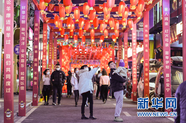 市民在云岩区太平路美食节游玩。新华网发 (郭然 摄)