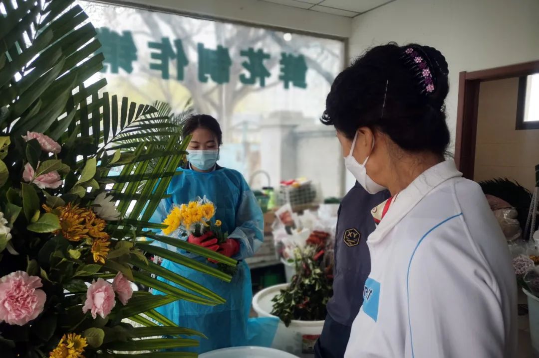 清明前最后一个双休日,多部门疏导,市民有序祭扫|殡仪馆_新浪财经