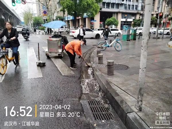 江汉环卫清扫路面积水。通讯员供图