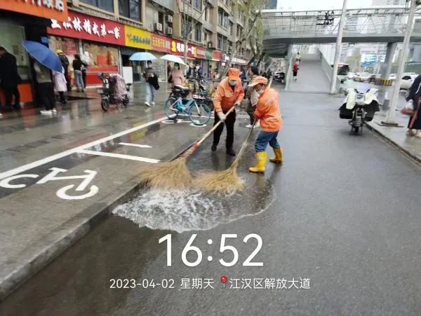 江汉环卫清扫路面积水。通讯员供图