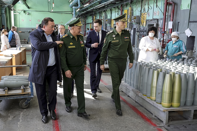 当地时间2023年3月29日，俄罗斯国防部长绍伊古（左二）参观一家国防工厂。人民视觉 图