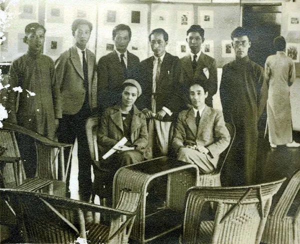 前排左起:池田幸子,鹿地亘夫妇,后排:林夫,黄新波,陈烟桥,白危,力群&