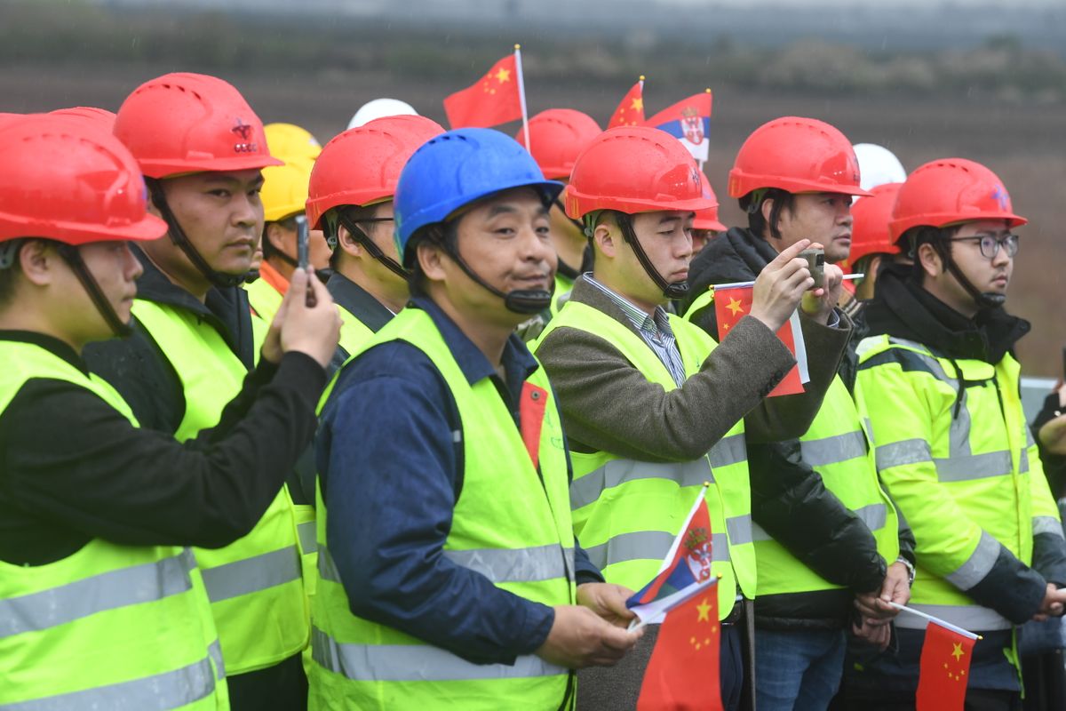 参与高速路建设的中企工人 图片来源：塞尔维亚总统府官方网站