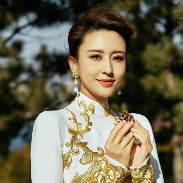 央视知名主持张蕾疑离职,晒照庆44岁生日,背20元帆布包打扮低调|央视|张蕾_新浪新闻