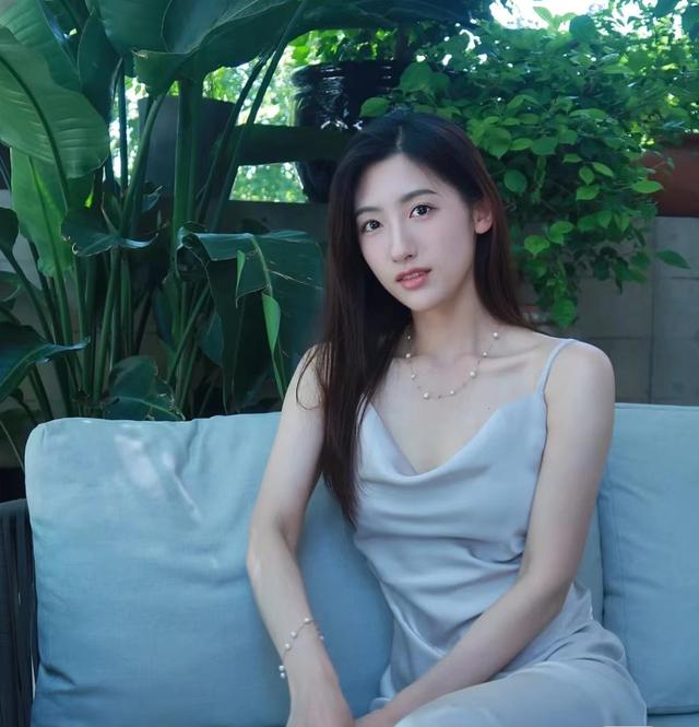 央视美女主持闪婚闪孕,晒大肚照美艳动人,从哈佛毕业嫁圈外老公|央视|