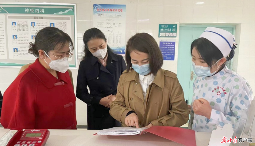 3月下旬，韩琳（左三）赴甘谷县人民医院宣讲全国两会精神，并进行业务指导。