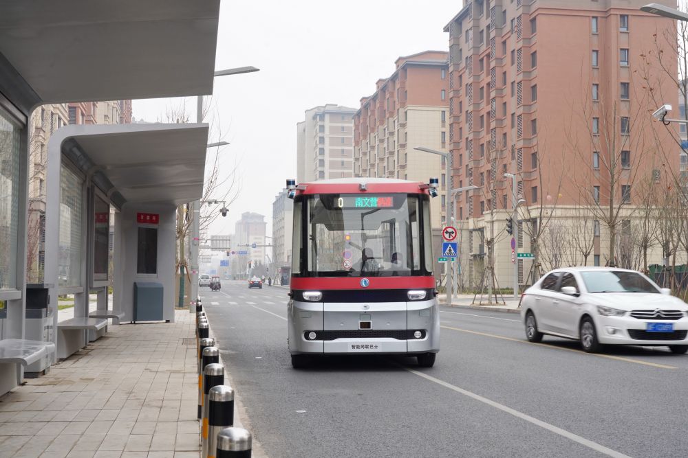 智能网联巴士901线测试车在雄安新区容东片区道路上行驶（3月20日摄）。新华社记者 牟宇 摄