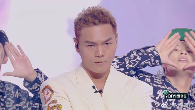 盛宇说唱结束摆POS，竟在镜头挑眉，真是帅气十足|说唱_新浪新闻