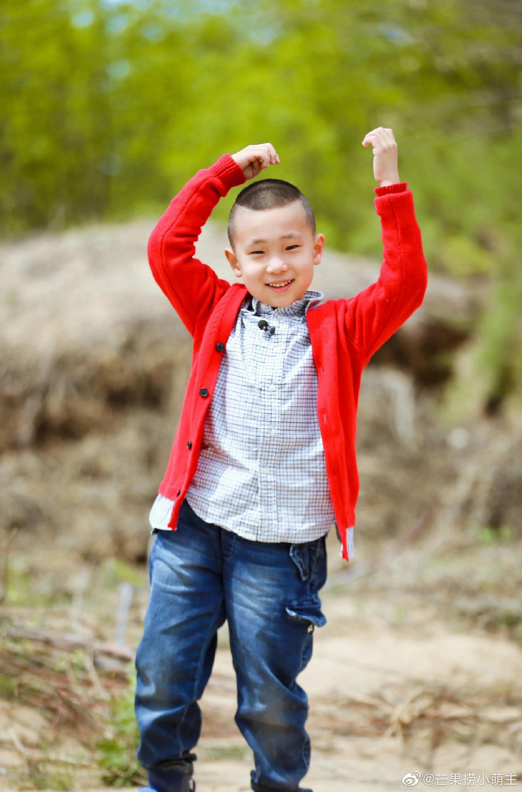 林大竣有在好好长大!近照西装笔挺仪态端正,弹得一手好钢琴