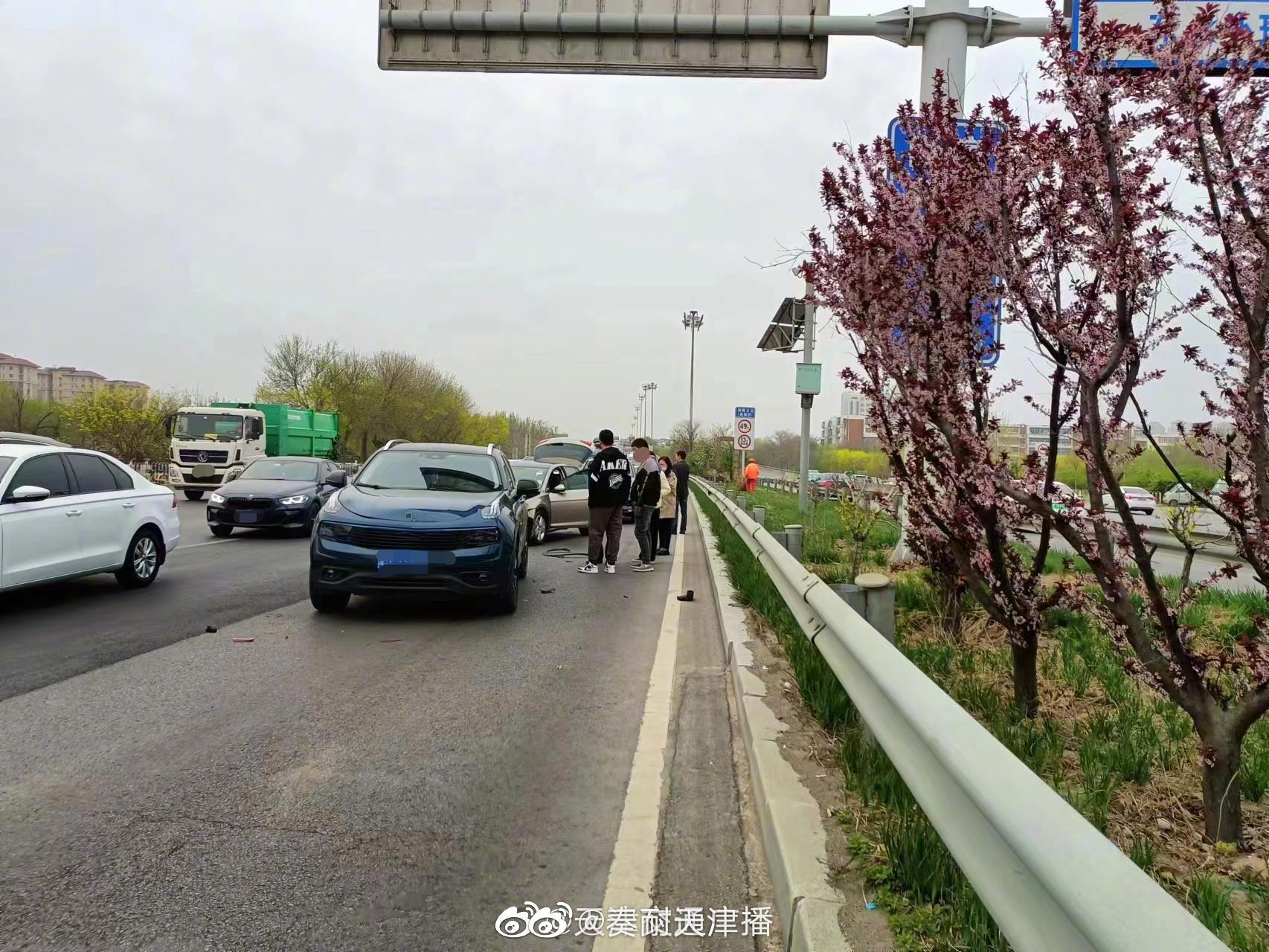 五车追尾次生剐蹭事故|剐蹭|追尾_新浪新闻