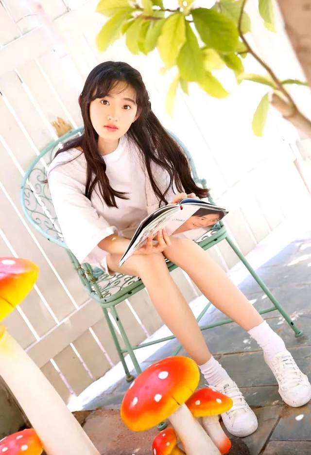 当时大家都觉得她非常有主播的范儿,她曾是中戏校花,气质清新甜美,杨