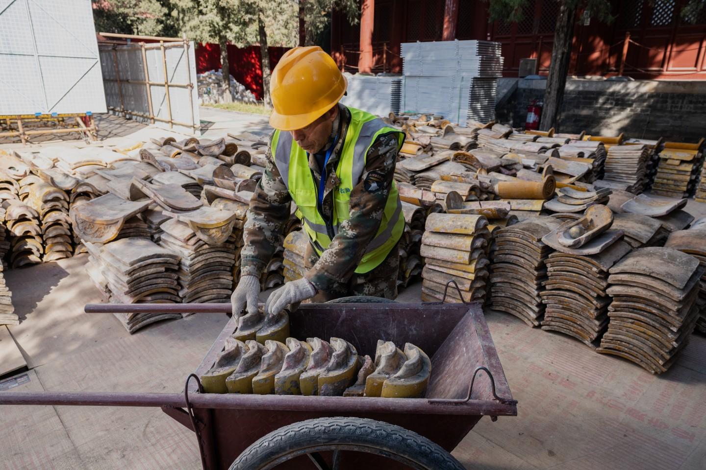 2月19日，太庙享殿身后的祧庙也在进行保护性修缮，殿宇屋顶的底瓦、筒瓦、滴水、勾头等都小心翼翼地揭取下来堆放一边，等待修缮完成后再回原位。