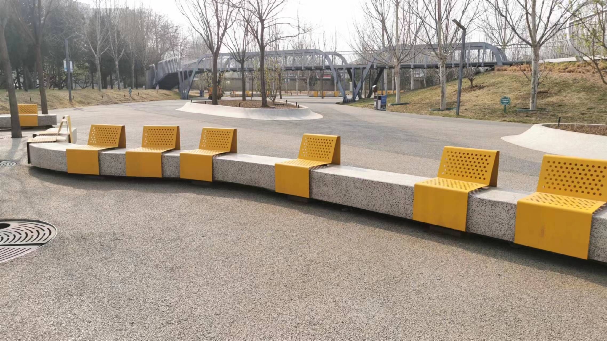 位置不合理、使用不舒适……城市公共座椅好看还得好用