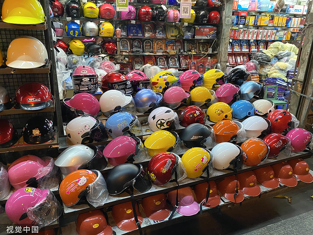 摩托车电动车头盔专卖店.人民视觉&nbsp; 资料图