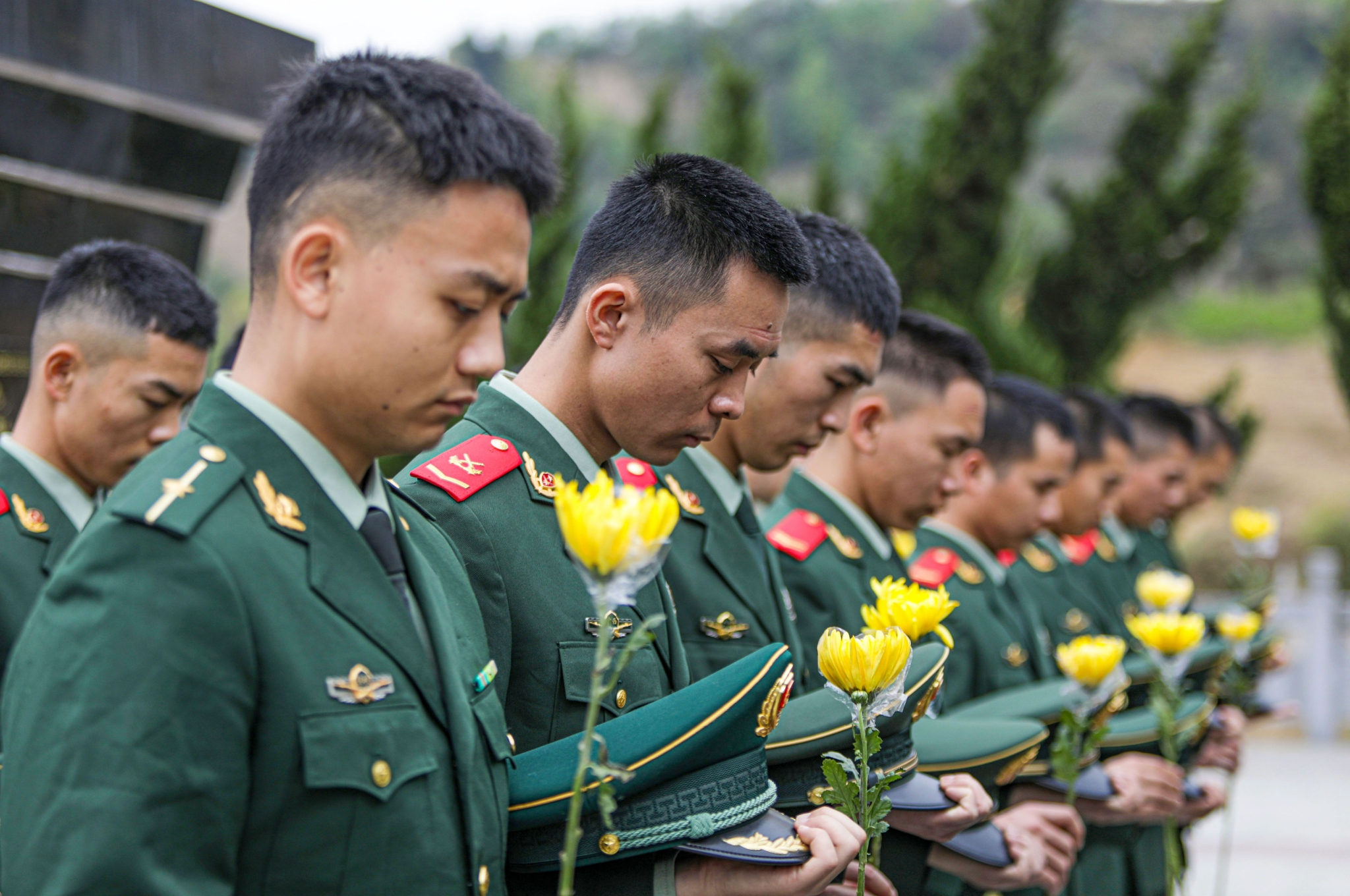 官兵们在覃礼广烈士墓前肃立默哀深切缅怀.