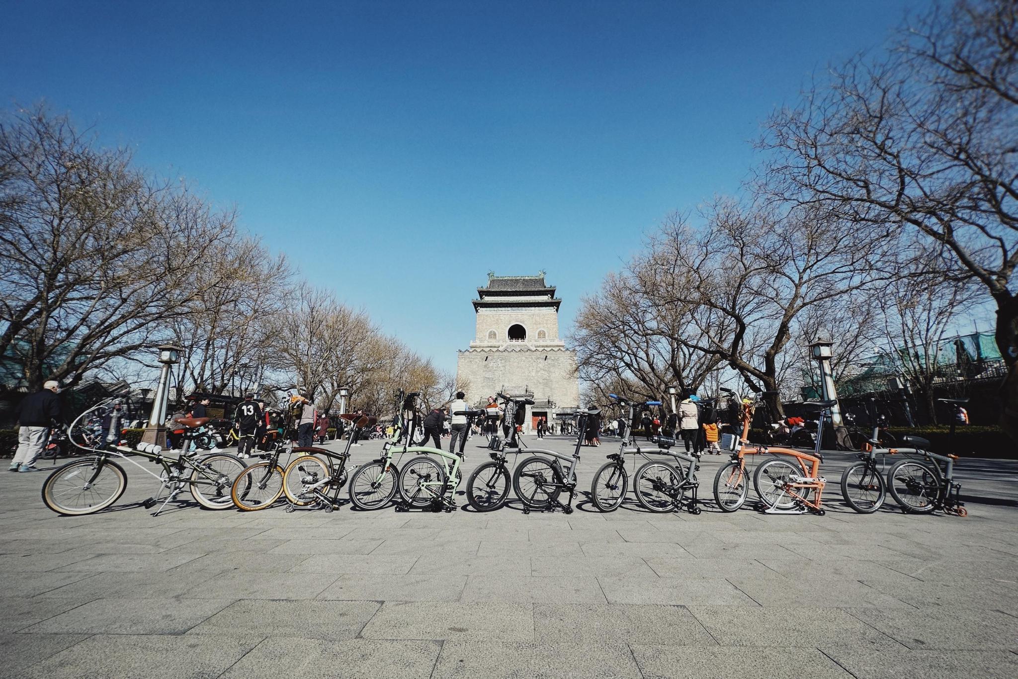 2月19日，黎夏和车友们的自行车横向排列，与钟楼合影。受访者供图