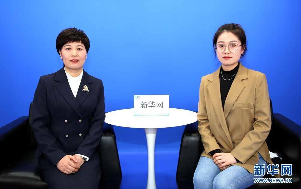 乌海市委副书记,市长崔景英(右一)接受新华网专访.