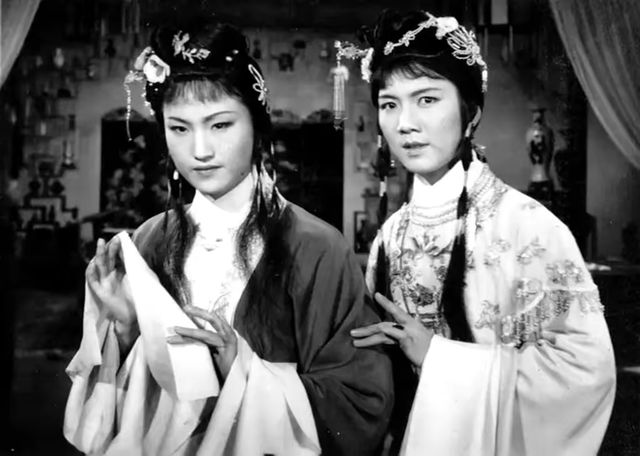 孟莉英扮演的紫鹃(右)和王文娟扮演的林黛玉