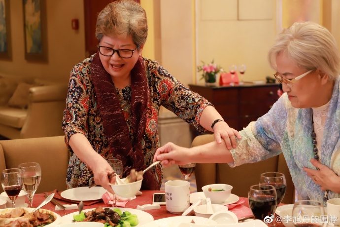 生活中的王文娟和孟莉英(左)亦师亦友