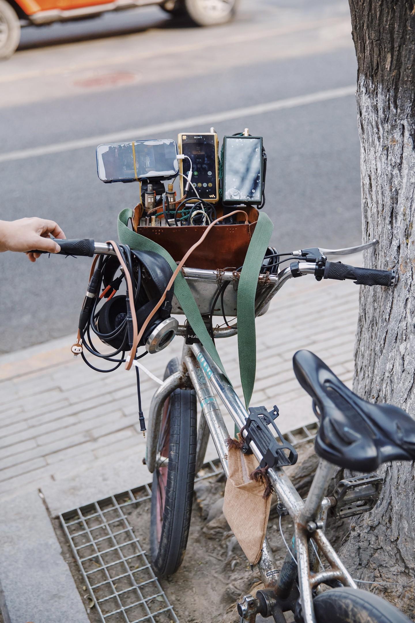 3月28日，东四北大街，倬子改装的小自行车，车筐里搁着音乐播放器。新京报记者郑新洽摄