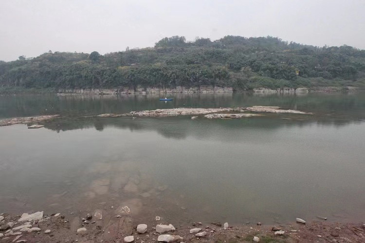 △70多年前，余光中在悦来场也曾这样俯瞰着嘉陵江奔流不息