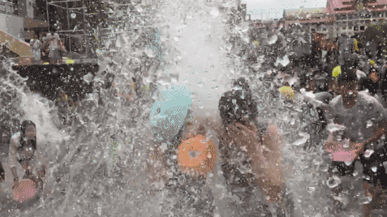 △泼水节。
