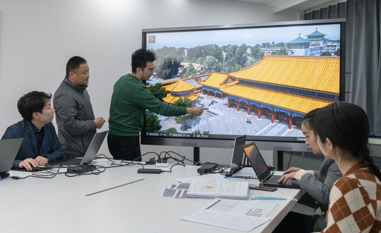 2月24日，北京市测绘设计研究院技术人员将采集的数据进行实景“三维建设”。新京报记者 陈杰 摄