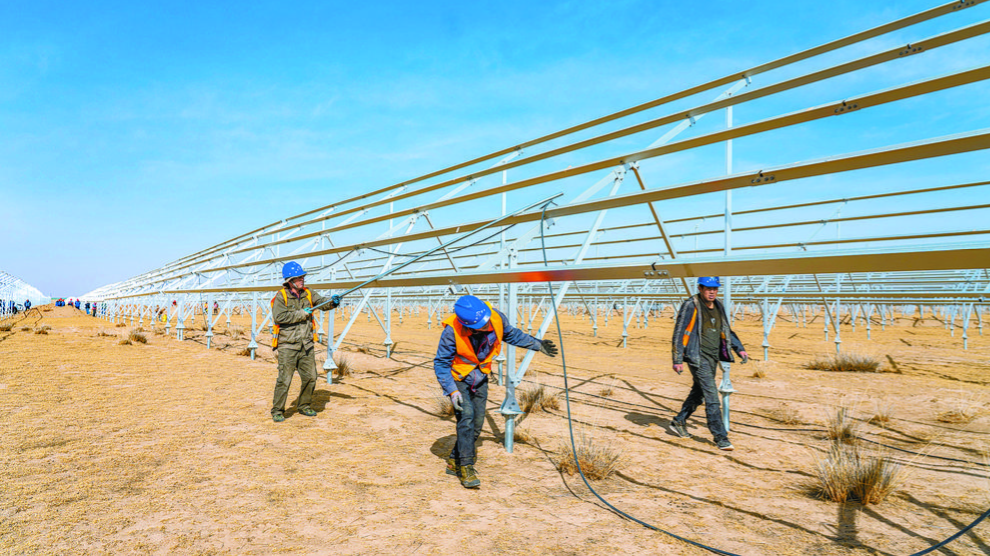 黄河公司海南基地共和县100万千瓦光伏项目建设现场,工人正在敷设电缆