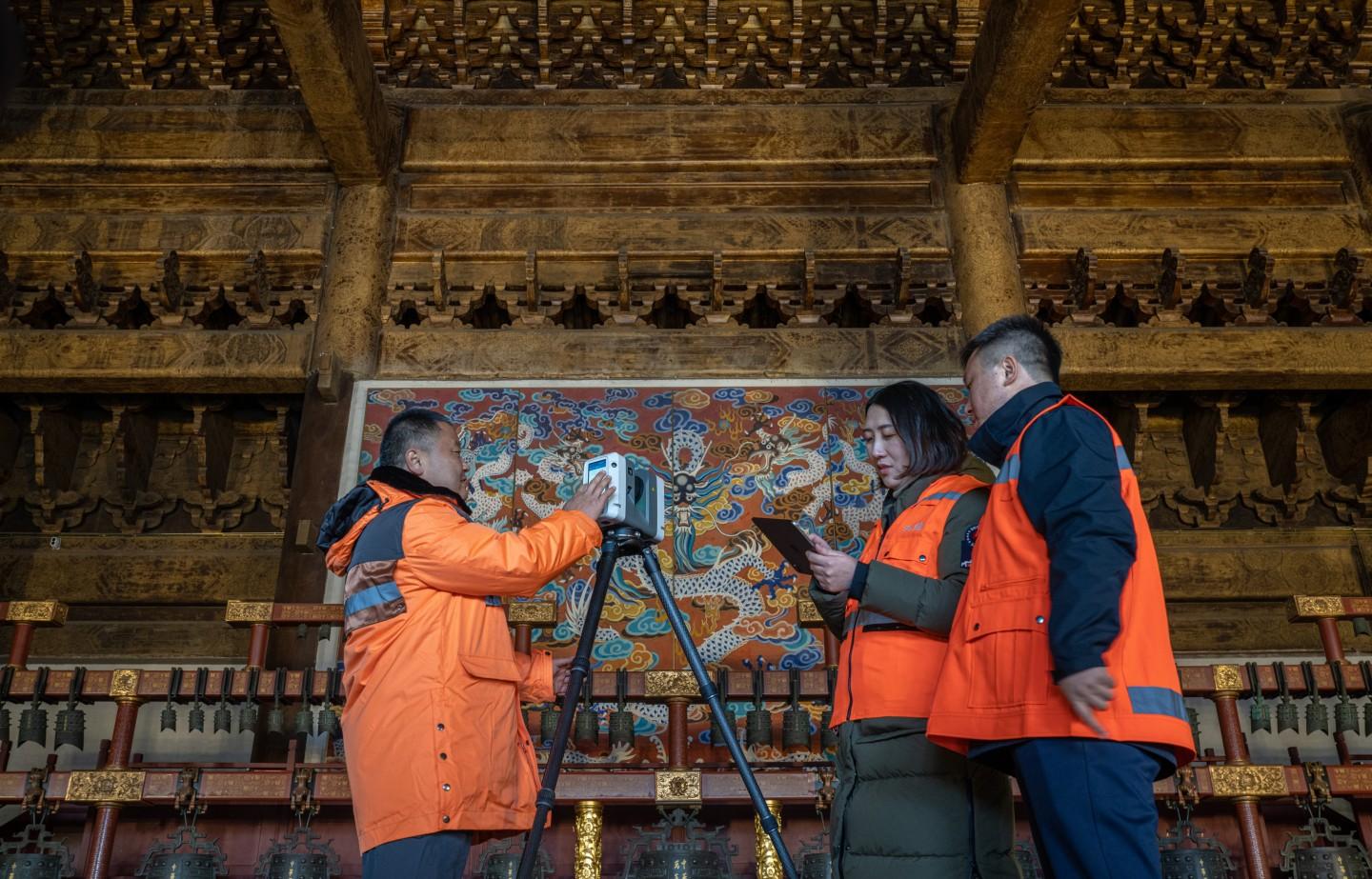 2月19日，北京市测绘设计研究院工作人员，采用站式三维激光扫描仪，在太庙享殿内采集三维激光点云。
